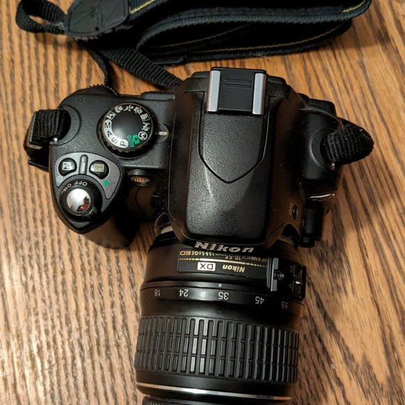 Nikon D40 DSLR Camera with 18-55mm Lens - Picture 3 of 5